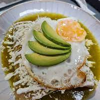 Enchiladas Verdes con 2 Huevos Estrellados