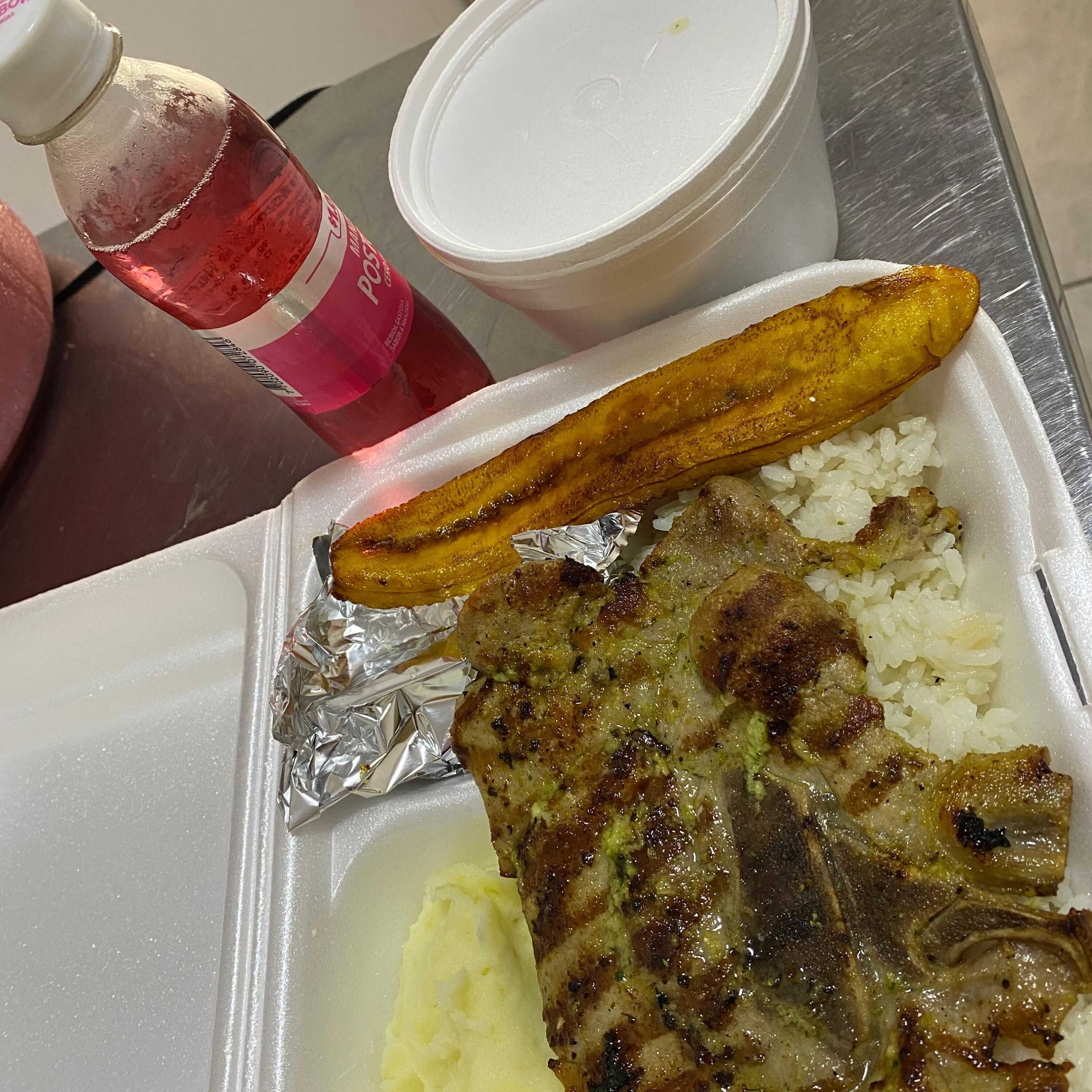 Corriente con Chuleta de Cerdo más Gaseosa