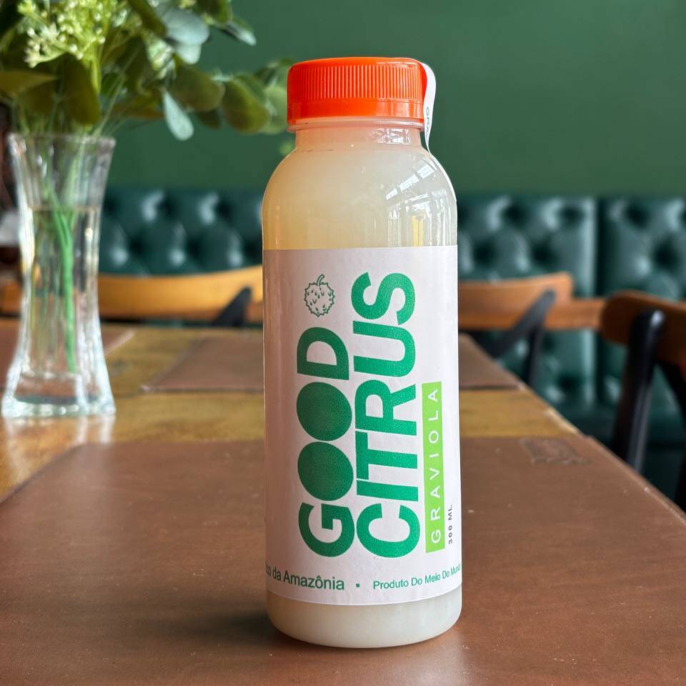 Suco Graviola: Frescor e Saúde em Cada Gole! Experimente a verdadeira essência da natureza com nosso suco de graviola de 300ml. Pasteurizado para preservar nutrientes e garantir segurança, sem conservantes. Uma opção natural, refrescante e saudável para o seu dia a dia.