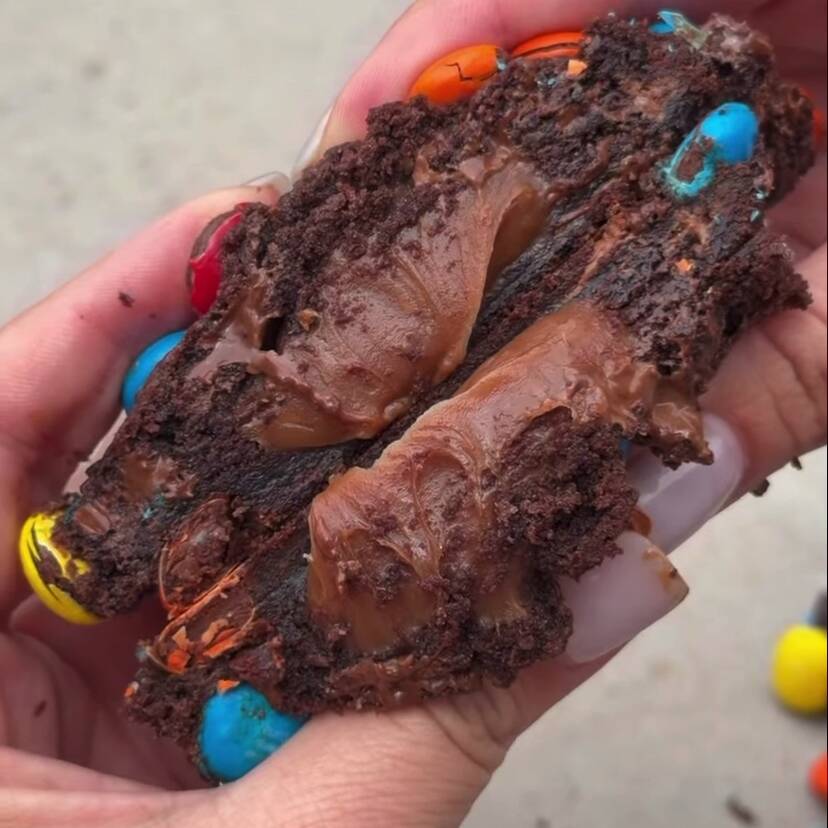 cookinho com massa de cacau belga 100%, recheado com aquele brigadeiro de panela que lembra a infância e finalizado com M&M crocantes!
*especial de dia das crianças*