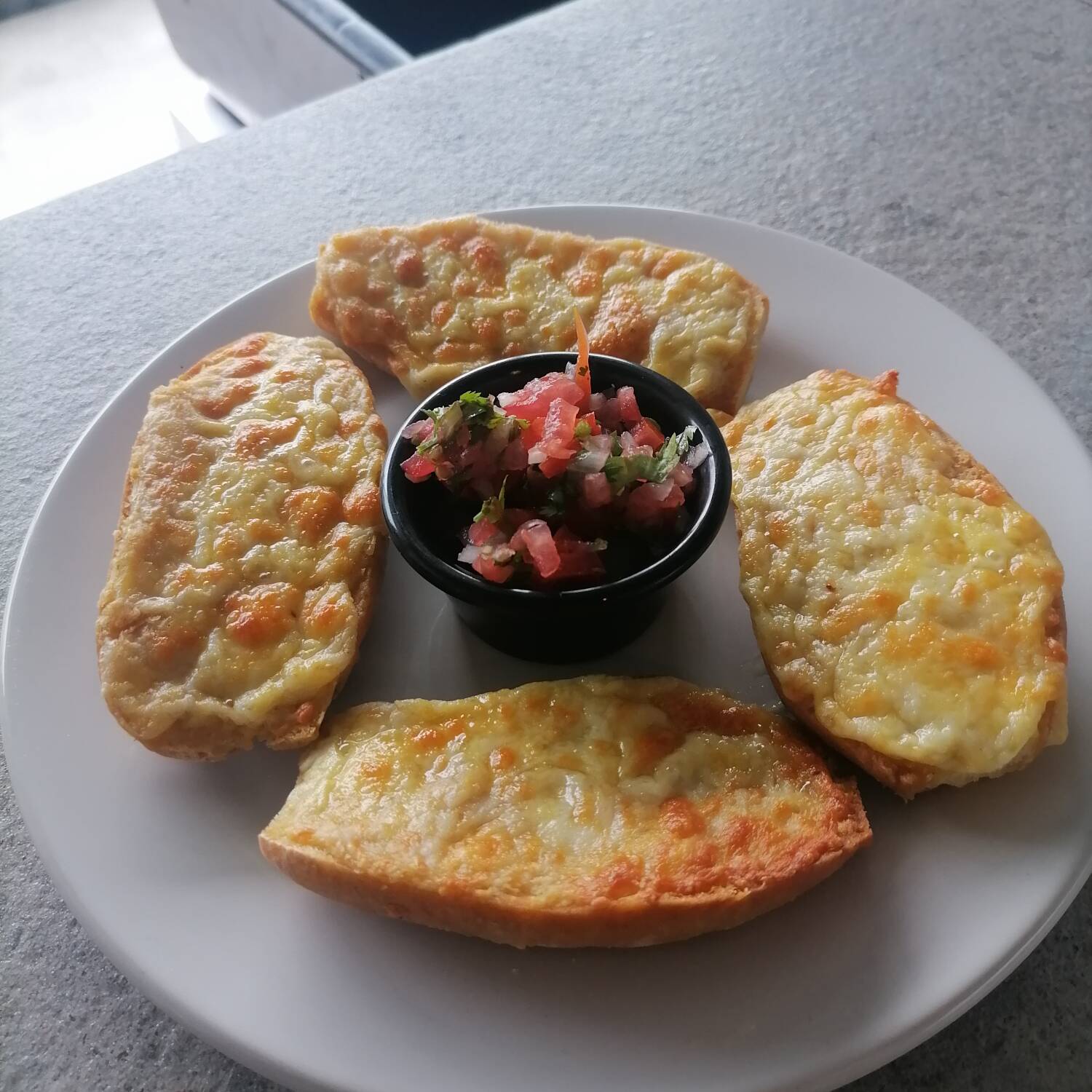 Molletes Chorizo con Queso Gratinado