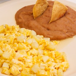 Huevo con Papas + Cafe Gratis
