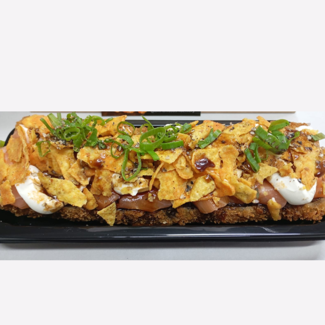 O Super Hot Doritos é empanado e frito, recheado com Salmão em cubos, cream cheese, cebolinha, gergelim, Doritos e um delicioso Tarê.