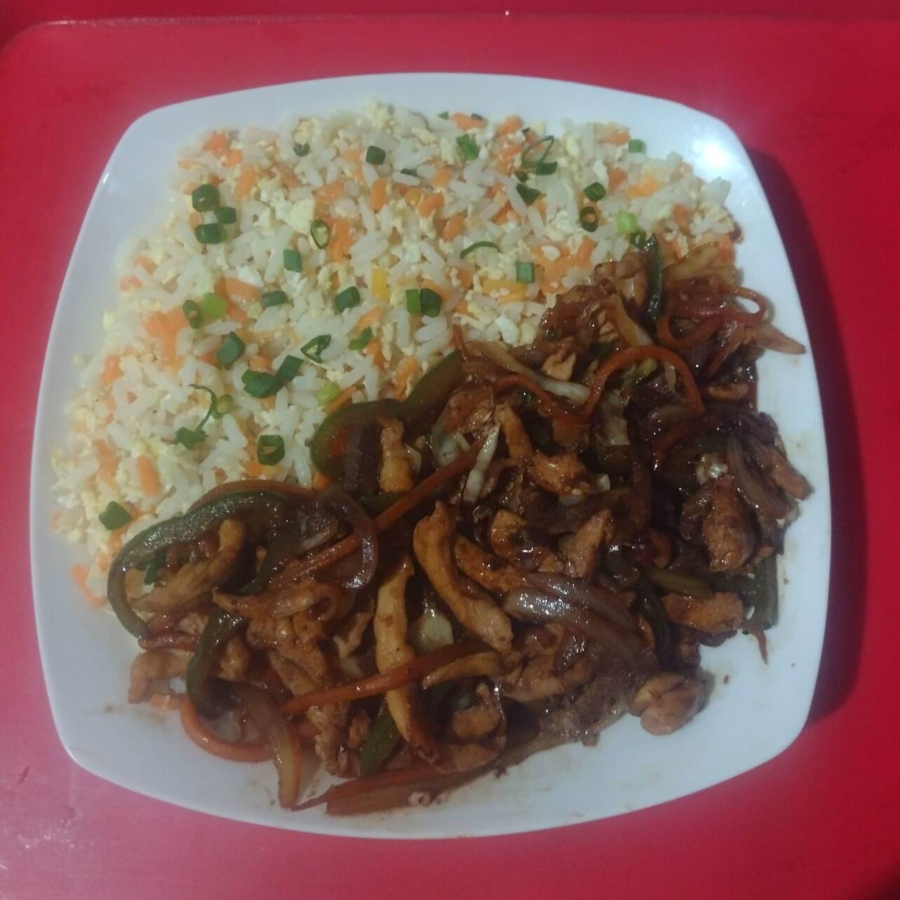 Carne, frango, legumes (repolho, cenoura, pimentão, cebola) com molho shoyu e arroz chop suey.