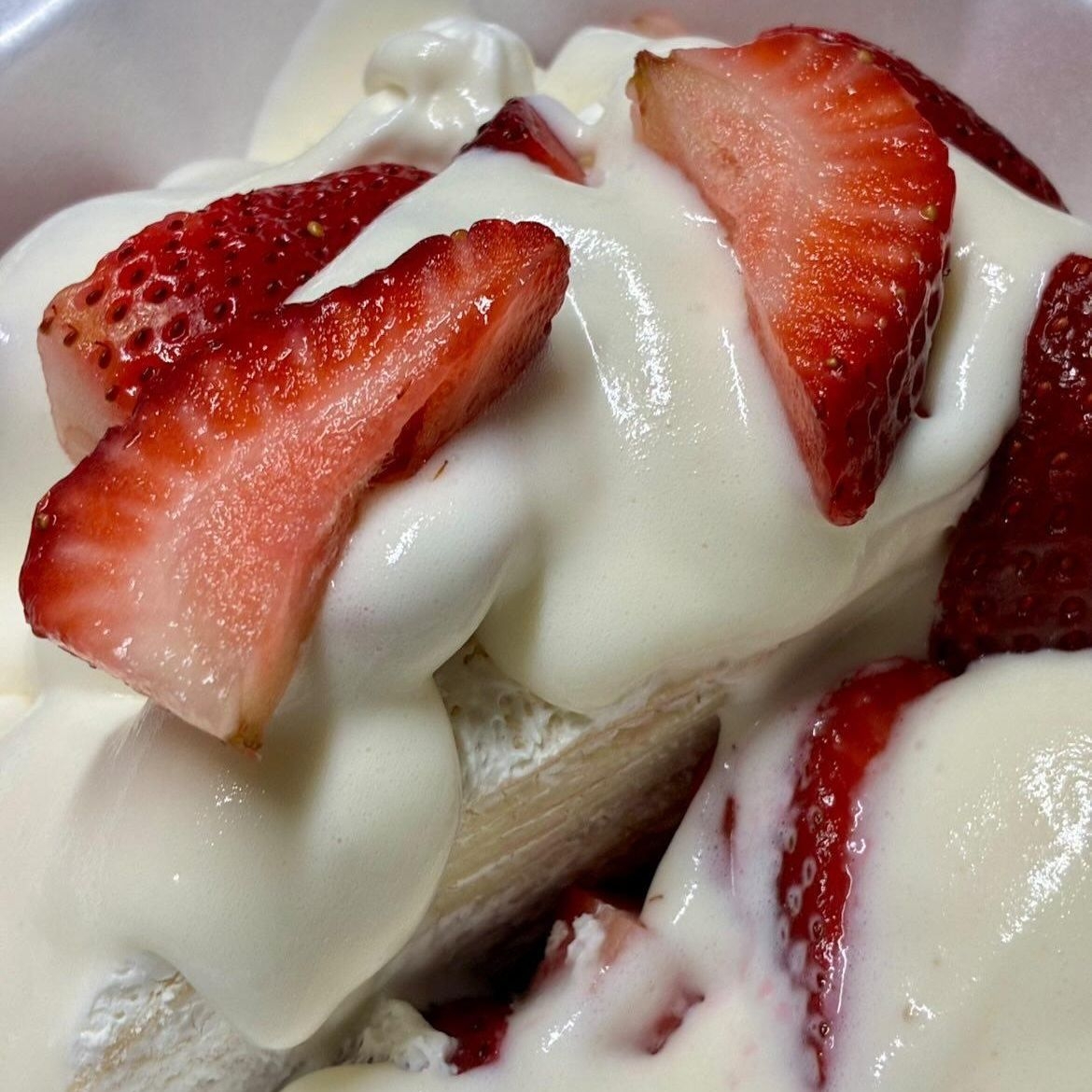 Pastel de Crepas Fresas con Crema