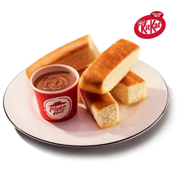 4 unidades de sticks de massa pan assados com copinho de pasta KitKat®. Mergulhe e se apaixone!
