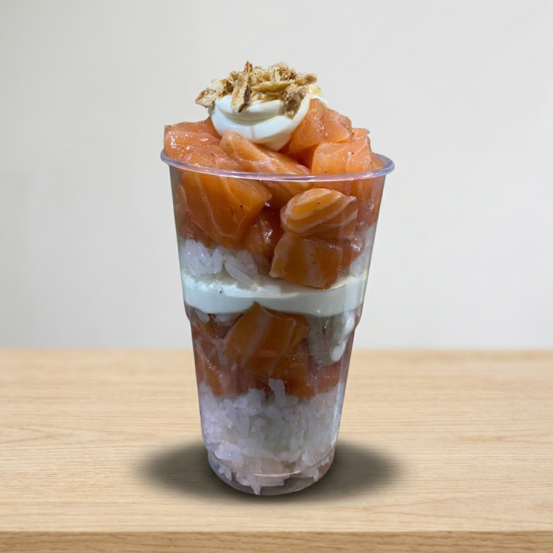 Pra quem gosta de praticidade e salmão. São 380ml dessa maravilha e é viciante // Arroz japonês, salmão em cubos fresco, cream cheese e cebola crispy // ACOMPANHA: 1 molho shoyu, 1 molho tarê e 1 par de hashis.