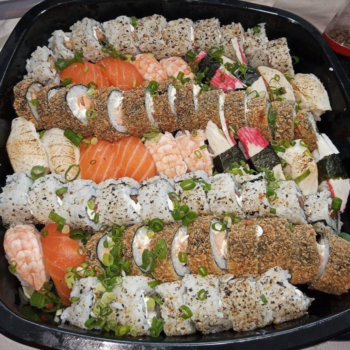 10 CARIOCA DE SALMÃO, 10 URAMAKI DE KANI, 10 URAMAKI DE CAMARÃO EMPANADO, 10 URAMAKI DE PEIXE FRITO E 20 NIGIRI VARIADO