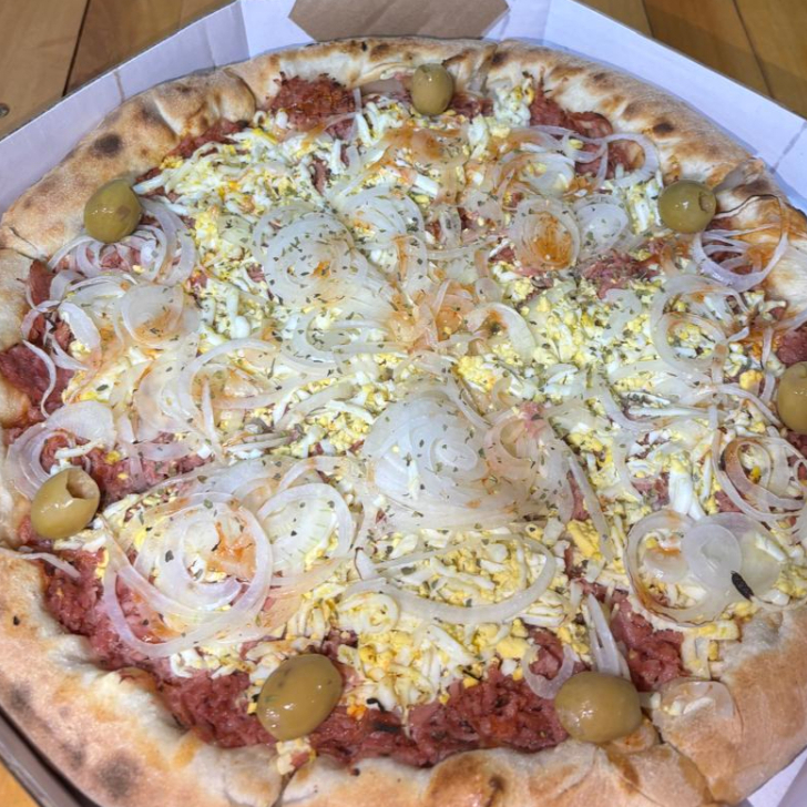 Calabresa moida, ovo, cebola e molho de pimenta