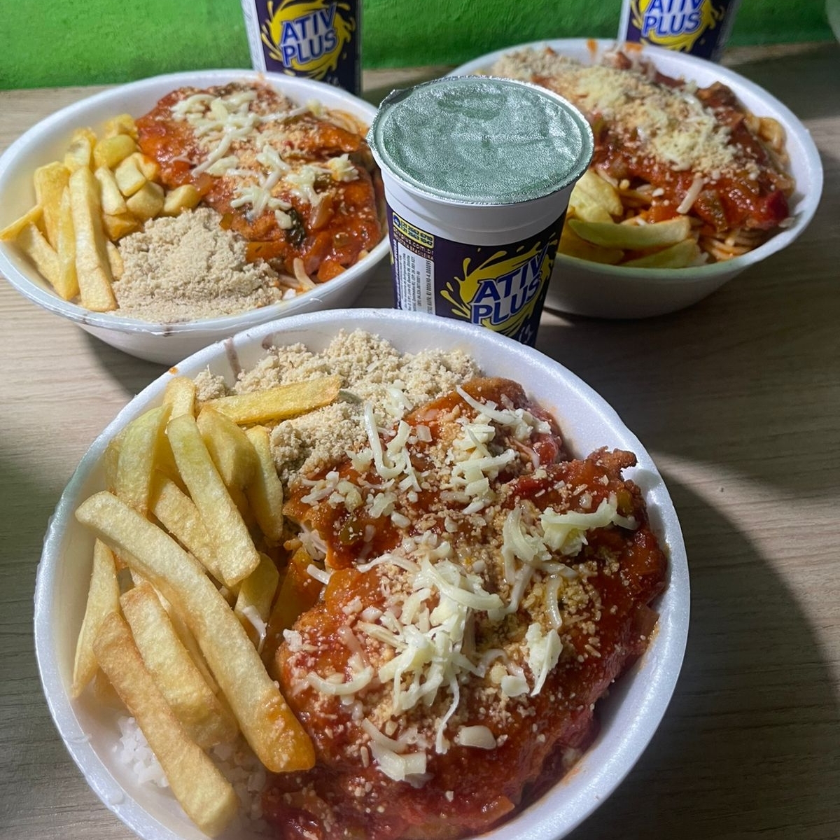 Arroz, feijão, macarrão e farofa.