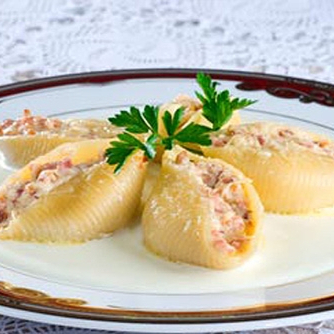Conchiglione recheado de carne à bolonhesa coberto com nosso molho bechamel e queijo mussarela. Sabor de almoço de domingo! #massa #macarronada #macarrão #molho branco #almoço #marmita #marmitex #comida #refeição