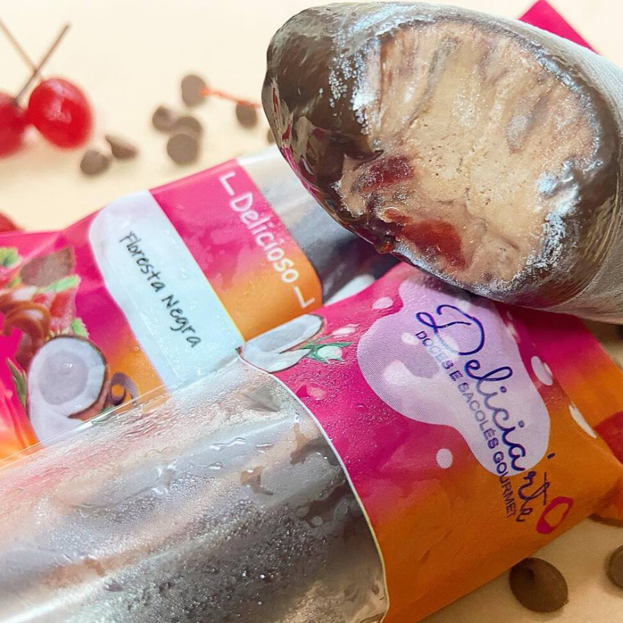 Uma sobremesa clássica transformada em sacolé! 🍫✨ Camadas cremosas de chocolate  com pedacinhos de cereja que dão aquele toque especial e irresistível. Uma explosão de sabor sofisticado e refrescante! 😍