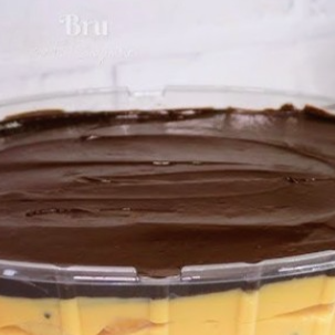 Travessa de pavê com camadas intercaladas de brigadeiro cremoso de ninho, biscoito champagne e brigadeiro cremoso de chocolate 50%.