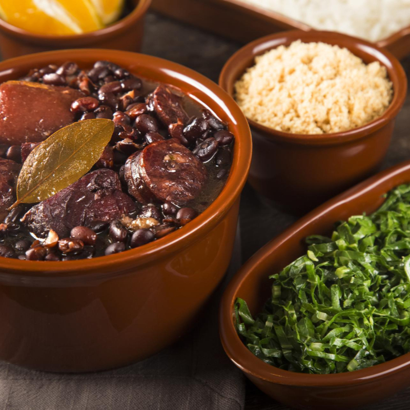 Feijoada cozida com paciência e carinho, acompanhada de couve refogada, bisteca no ponto e torresmo crocante. Um prato que une tradição, sabor e aquela sensação acolhedora de comida caseira feita com amor.
