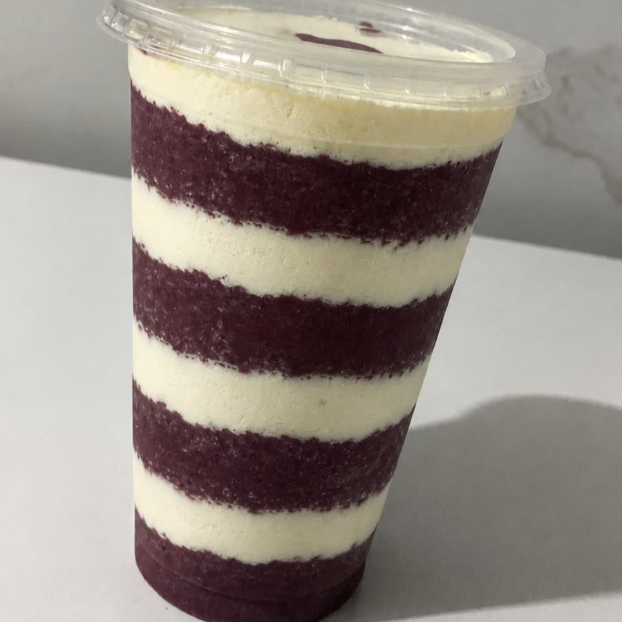Vitamina de açaí batida com leite e banana,com camadas de leite em pó