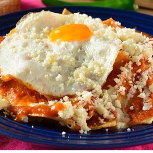 Chilaquiles con Huevo Revuelto o Estrellado