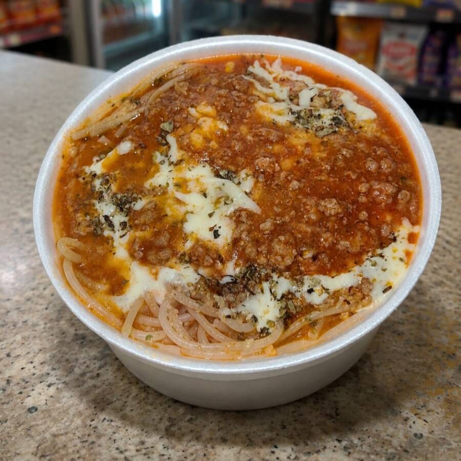 500gs de Espaguete servido com um delicioso molho à bolonhesa, feito com carne moída e molho de tomate, queijo mussarela e oregano.