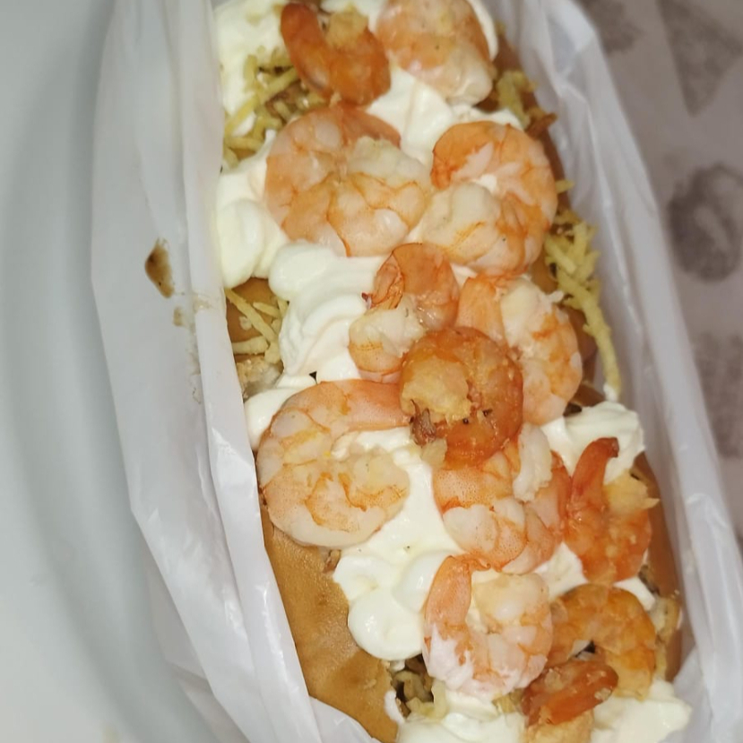 Pão,1 salsicha, batata palha,cream cheese, camarão,molhos verde e barbecue.