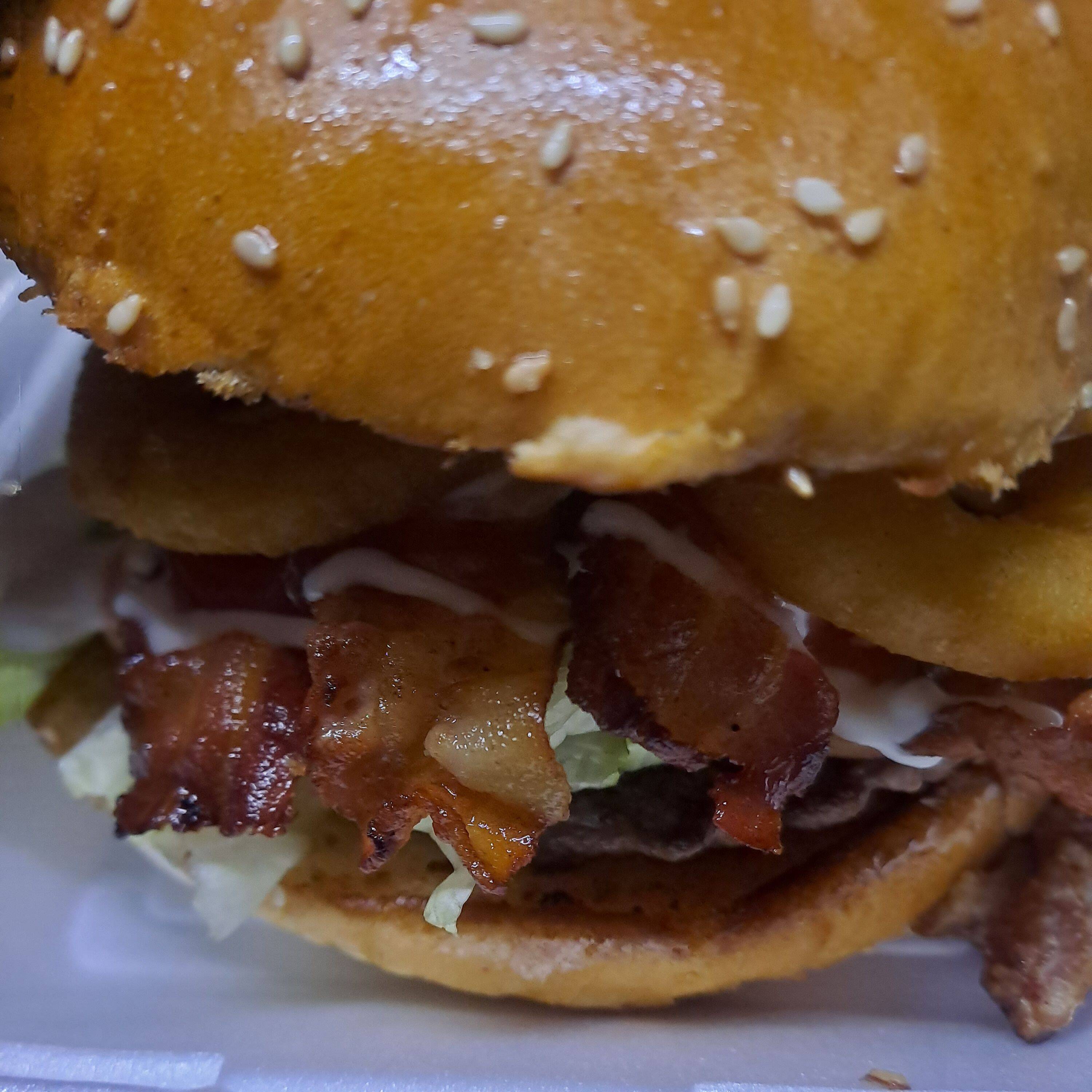 Bacon burguer con papas fritas