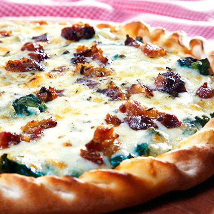 Escarola, cebola, mussarela e bacon.