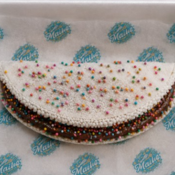 Super lançamento da nossa Loja, a "Tapioca Encantada", vem com a Massa caseira feita na hora, padrão Maitê Tapiocas, recheada com Nutella e Confete Colorido.