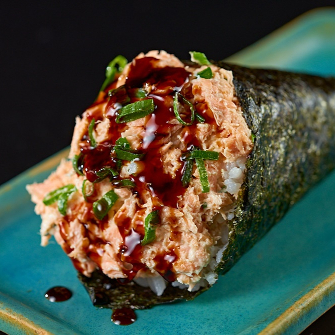 Salmão grelhado, tarê e cebolinha.