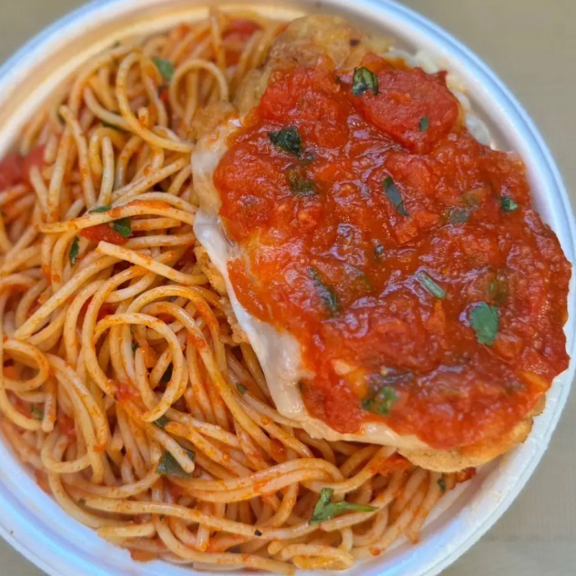 Espaguete ao molho e frango A parmegiana