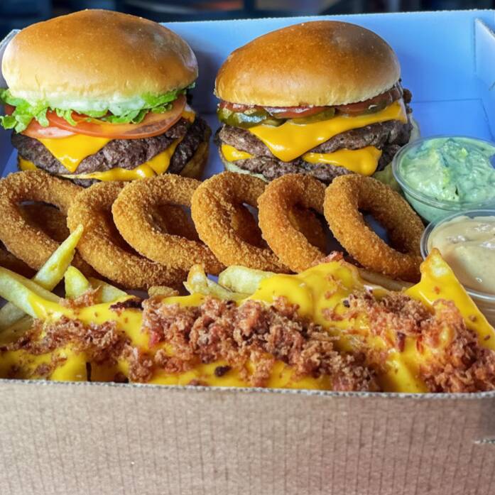 ** Combo Cheddar ** 2 Smash Duplo + Batata Frita com cheddar e bacon + Cebola Onios + 2 potinhos de molho . Neste combo o lanche acompanha ; Pão Brioche, 2x Carnes de 80 gramas Smash, Molho Rose e salada, Picles e Cebola picada