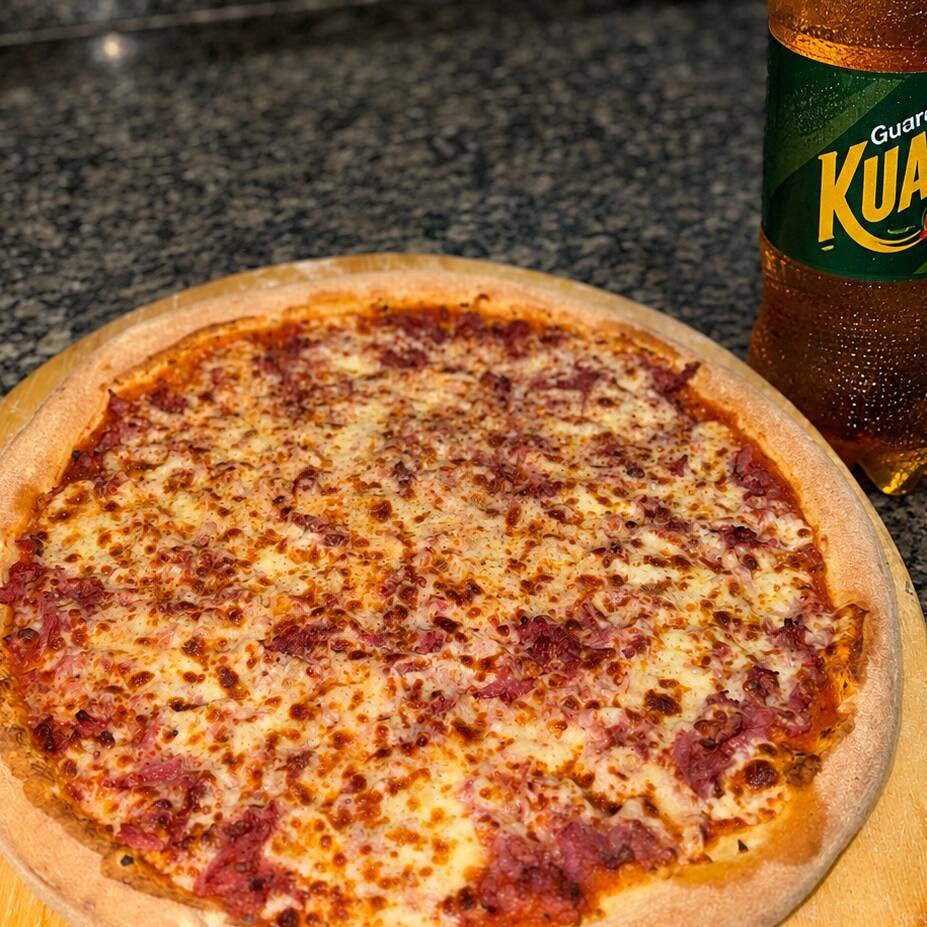 PIZZA GRANDE 8 PEDAÇOS: massa fresca, molho tomate especial, calabresa ralada, mussarela, azeitona e orégano!