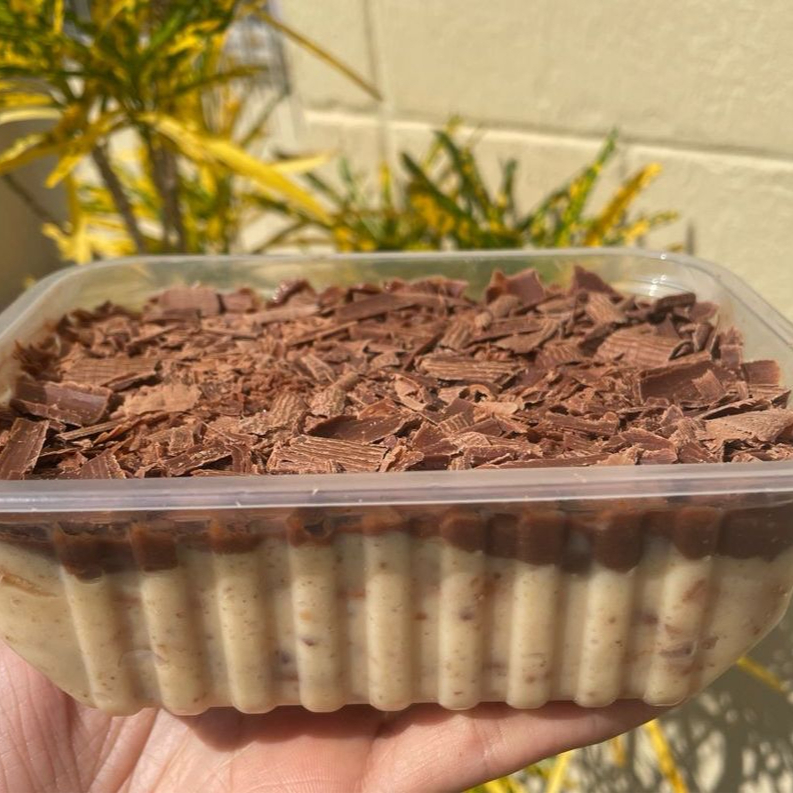 A combinação perfeita do brigadeiro chocolate nobre, com camadas de biscoitos e um brigadeiro de paçoquita coberto com raspa de chocolate.