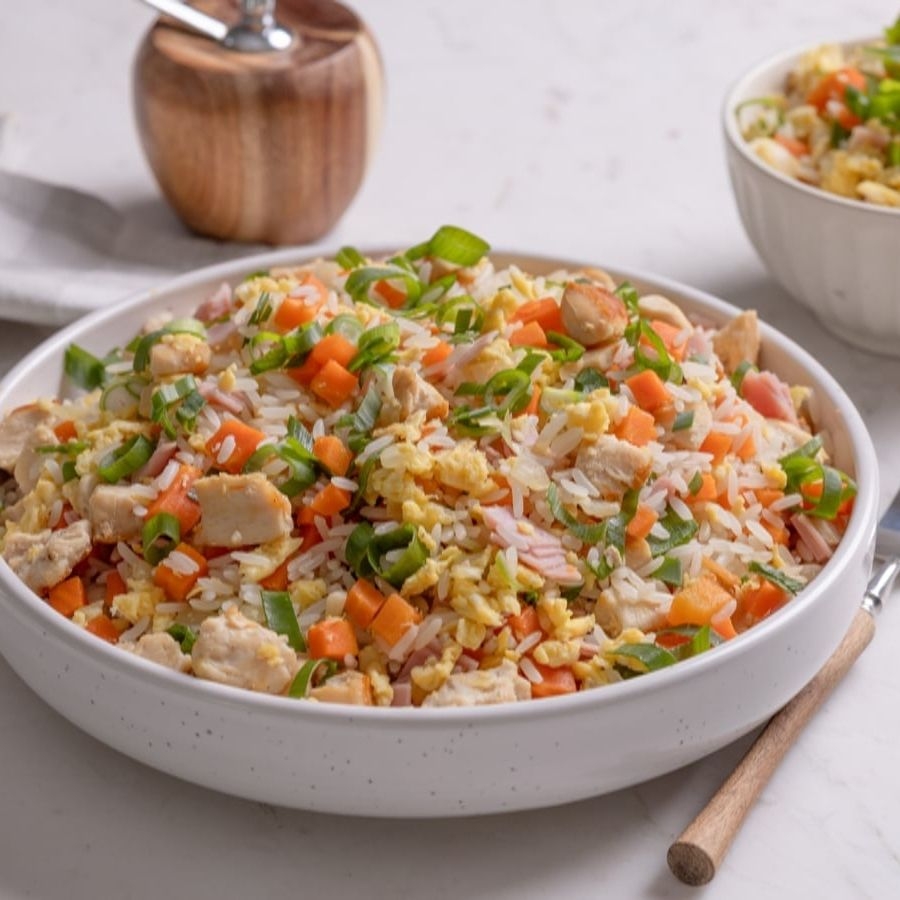 Arroz com flocos de ovo,cenoura,frango e cebolinha picada