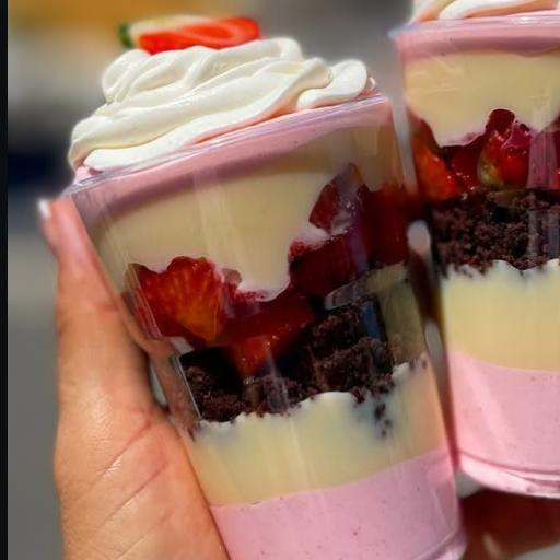 Pedaços de Brownie crocante, recheio de Danoninho de Morango, Creme de NInho, Chantinho e Morangos