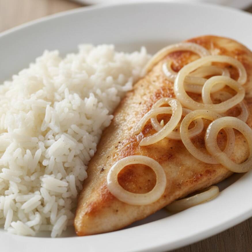 Aquele clássico que nunca falha: um filé bovino macio e suculento, preparado na chapa e servido com uma generosa porção de cebolas douradas que realçam o sabor da carne. Acompanha arroz branco soltinho e mais dois complementos à sua escolha para fechar a refeição com chave de ouro. .