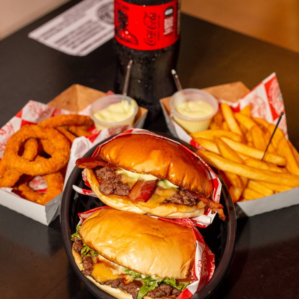 Nosso combo com dois Manele's, Baconele's e Manele's Salad, duas entradas, Onion Rings e Fritas Média. Acompanha um refrigerante Coca-Cola Original ou Coca Cola Zero 600ml.