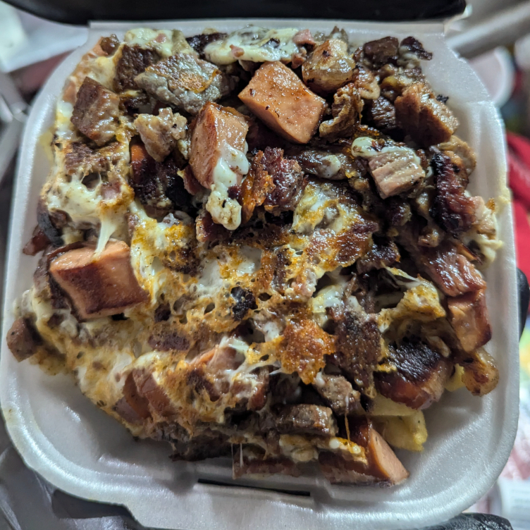 Salchipapas con Carne Asada