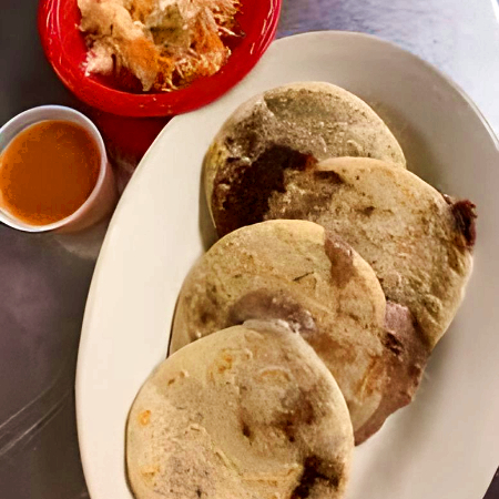 Pupusa de Frijol y Queso