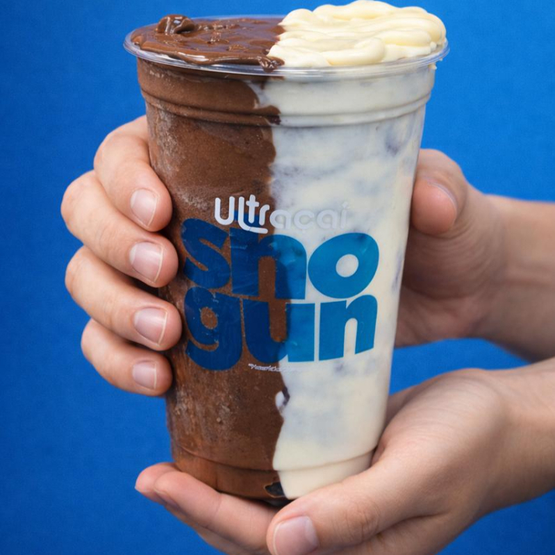 Um açaí cremoso no Copo de 500ml envolvido por uma camada trufada irresistível! O copo é todo revestido por dentro com creme de avelã + creme de leitinho, trazendo sabor em cada colherada. Finalizado com leite condensado, leite em pó e uma cobertura generosa de creme de leitinho e creme de avelã. 👉 Perfeito pra quem ama a combinação dos dois sabores mais desejados!