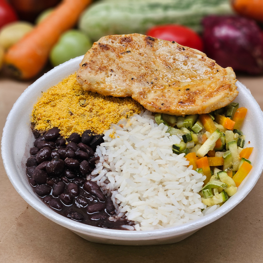 Nossa marmita média traz o melhor da culinária brasileira, com: - Arroz branquinho, - Feijãozinho temperado, - Legume da estação** - Farofa campeira crocante - Frango grelhado (aproximadamente 80 gramas). ** Os legumes que acompanham nossas marmitas podem variar conforme a estação e a qualidade disponível em cada período do ano.