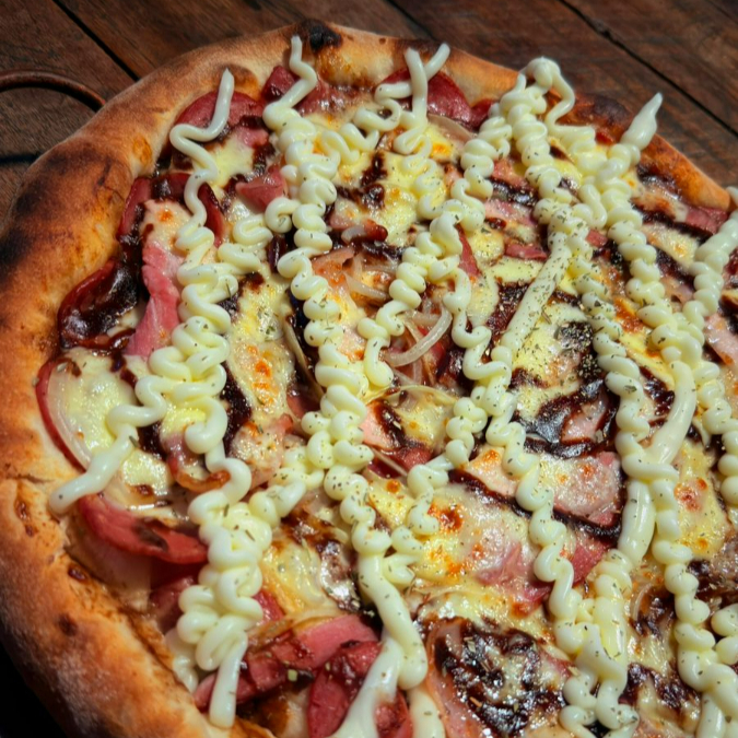 molho pomodoro, mussarela, calabresa, bacon, barbecue, catupiry, molho pesto, oregano