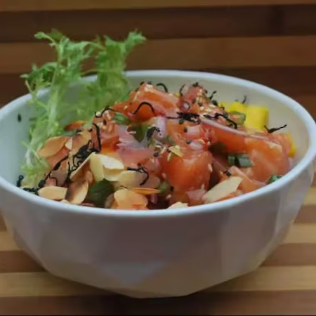 Salmão em cubos, Cream cheese, Sunomono, Couve frita, Shimeji, Manga, Cebolinha, Gergelin.