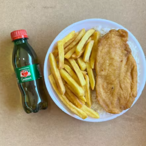 Marmita com delicioso filé de frango empanado na massa crocante acompanhado de arroz branco, feijão e batatas fritas. Acompanha refrigerante pet Guaraná Antárctica bem gelado. Marmita indicada para 01 pessoa.