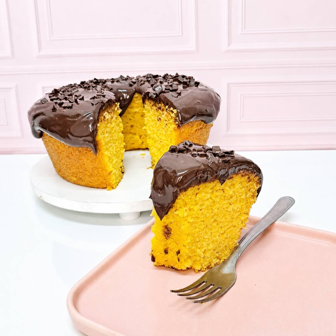 Bolo de cenoura fofinho, feito com cenouras frescas, massa leve com gosto de sabor caseiro.
Finalizado com uma cobertura de brigadeiro cremoso feito com chocolate de qualidade.
Rendimento 12 a 16 fatias.