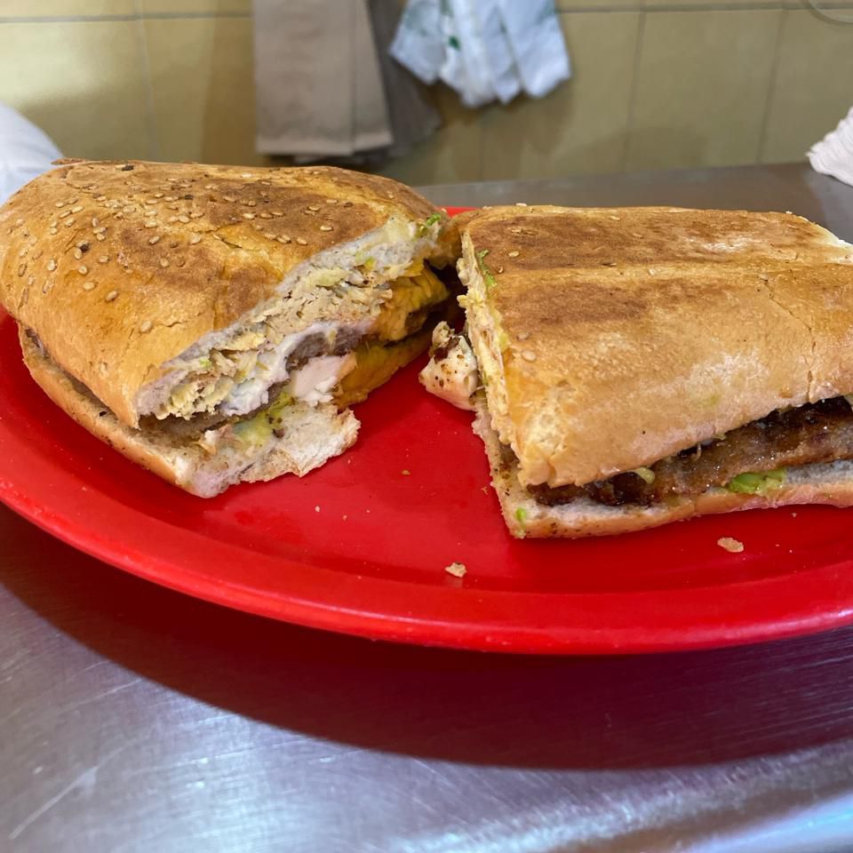 Torta de Milanes, Pollo y Quesillo + Coca Co