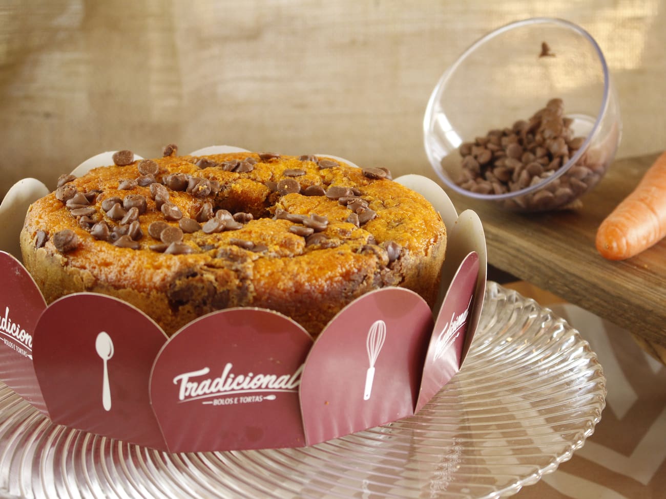 Bolo de Cenoura com Gotas de Chocolate
Rende de 8 a 10 fatias. Pesa Aprox. 850g. Comercializado em Temperatura ambiente. Vendido Pronto para consumo. Contém glúten, lactose, ovos. Em dias quentes, conservar sob refrigeração. Consumir em até 2 dias.
O "upgrade" oficial do clássico. Pegamos nosso famoso bolo de cenoura e injetamos gotas de chocolate que se espalham generosamente pela massa. É aquela surpresa chocolatuda a cada mordida, unindo o melhor de dois mundos de forma equilibrada.