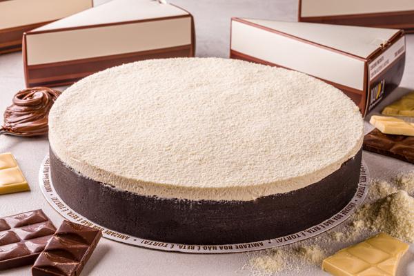 Se um mousse é bom, imagine dois! Uma base de bolacha de chocolate, com mousse de chocolate meio amargo, depois um mousse de chocolate branco e toda essa cremosidade finalizada com uma fina camada de leite em pó.
Deu água na boca né? Peça já a sua!
Aproximadamente 2,0 kg
Serve 12 fatias