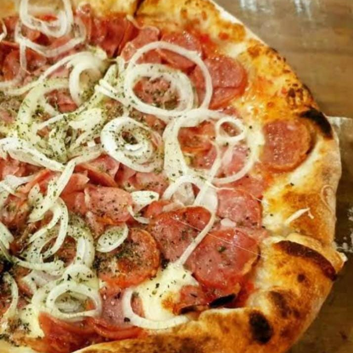 muçarela, molho, calabresa moída e cebola