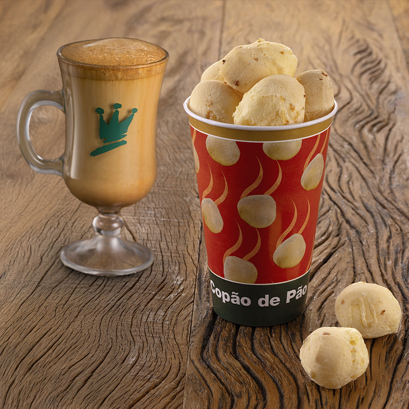 Nosso clássico Copão de Pão que contém 12 unidades de pão de queijo com Delicioso Cappuccino Cremoso.