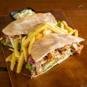 Calabresa, queijo, bacon, queijo, alface e tomate.