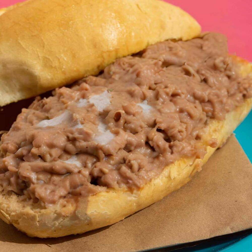 Bolillo con frijoles y queso