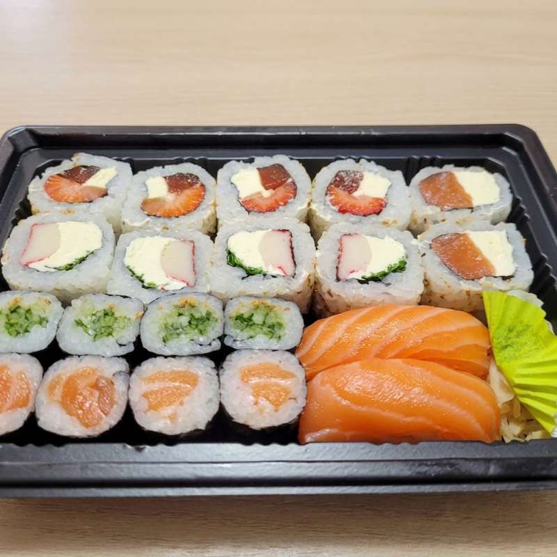 2 niguiri de salmão, 2 uramaki filadelfia, , 4 uramaki romeu e julieta, 4 uramaki kani filadelfia, 4 shakemaki., 4 kapamaki,. Não trocamos peças por ser oferta especial. (3 Saches e 1 Hashi)